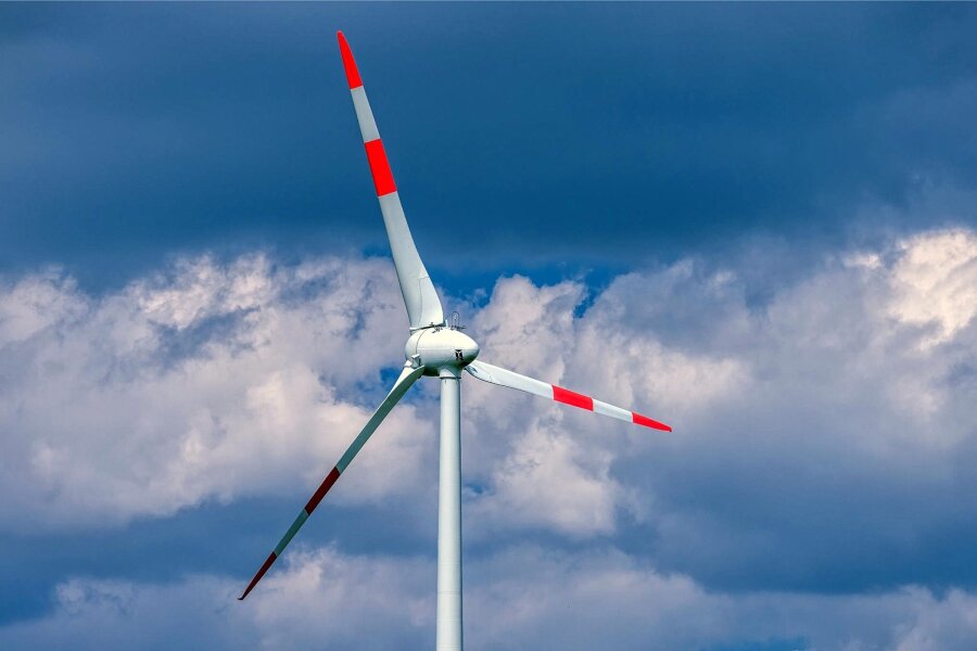 Verbände vermelden Rekordjahr bei Ausbau der Windenergie - Der Rotor einer Windkraftanlage dreht sich in einem Windpark. Windkraftanlagen an Land waren im vorigen Jahr der wichtigste Energielieferant in Deutschland.
