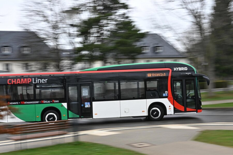 Verbesserungen für Busreisende in Chemnitz: Linie 650 ändert Strecke - In Hartmannsdorf kommt ein Champ-Liner der Linie 650 an. Der Name wurde nach den angefahrenen Orten gewählt.