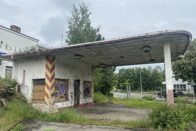 Verbockter Abriss einer Tankstelle: Denkmalschützer zeigen Zwickau an - So sah die Tankstelle bis zum Sommeranfang aus. Nach dem Willen der Denkmalschutzbehörde hätte das auch so bleiben sollen. Doch die Stadt ließ nach dem Kauf des Grundstückes einen Teil davon abreißen.