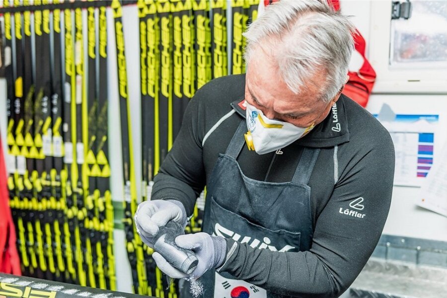 Techniker Rudolf Jannach präpariert einen Langlaufski, diesen noch mit Fluorwachs. 