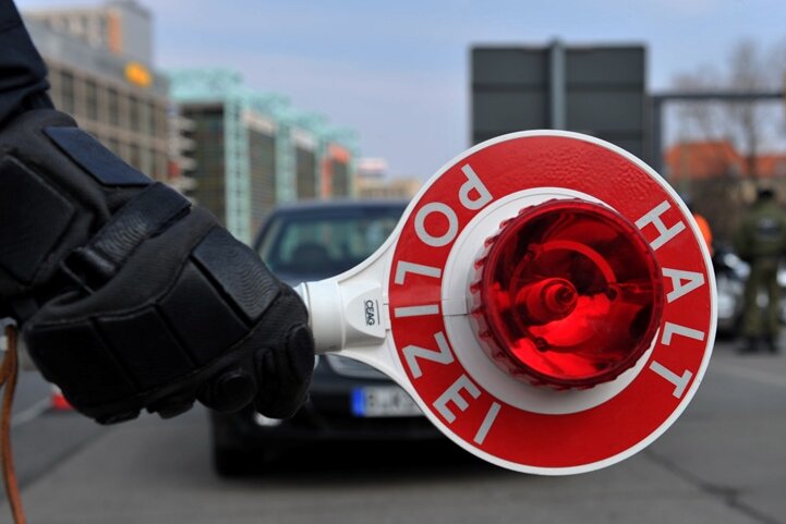 Verbotene Messer und gestohlene Autoteile: Großkontrolle der Polizei - 