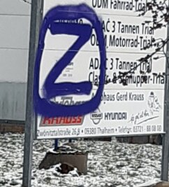 Verbotenes Kriegssymbol: "Z"-Sprayer in Stollberg verurteilt - Dieses "Z", das auf russischen Militärfahrzeugen und Panzern im Ukraine-Krieg und zunehmend als Sympathiebekundung verwendet wird, prangte im April an Aufstellern am Trainings- und Wettkampfareal des MSC Thalheim. 
