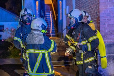 Verbranntes Öl sorgt in Auerbach für Feueralarm - Unter schwerem Atemschutz rückte die Feuerwehr in das Haus in der Bahnhofstraße ein. 