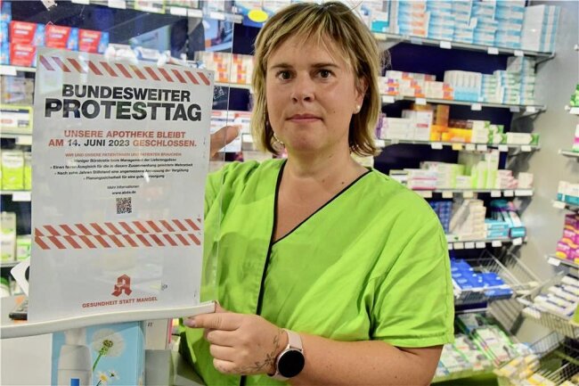 Verbraucher aufgepasst: Nächsten Mittwoch haben die Apotheken zu - Apotheken-Mitarbeiterin Peggy Musuly am Hinweisschild, das den Kunden der Apotheke zeigt: Am 14. Juni bleiben die Türen geschlossen. 