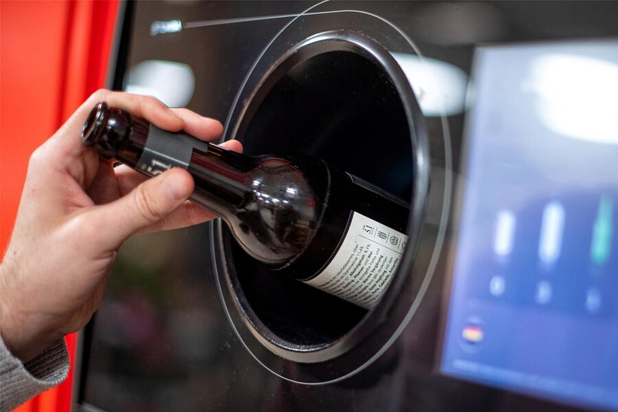 Verbraucherschützer: Getränkeindustrie verdient an nicht erstattetem Pfand 300 Millionen Euro pro Jahr - Schluckt der Automat die Flasche? Rund um die Leergut-Rücknahme gibt es immer wieder Ärger.