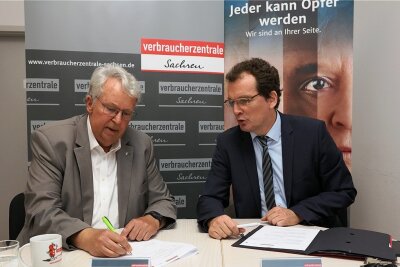 Verbraucherzentrale und Weißer Ring in Zwickau kooperieren - Geert Mackenroth (links) und Andreas Eichhorst haben am Donnerstag in Zwickau eine Kooperationsvereinbarung unterzeichnet. 