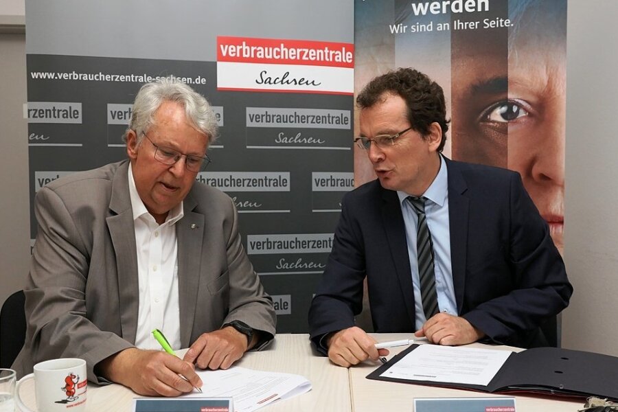 Geert Mackenroth (links) und Andreas Eichhorst haben am Donnerstag in Zwickau eine Kooperationsvereinbarung unterzeichnet. 