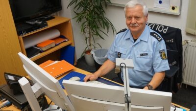 Verbrecherjagd auch nach Feierabend - Polizeihauptkommissar Hans-Ulrich Wachter leitet die Bundespolizei-Inspektion Klingenthal. 