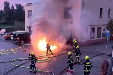 Verbrenner brennt an E-Lade-Säule - Pkw-Brand am Mühlplatz in Rochlitz. 