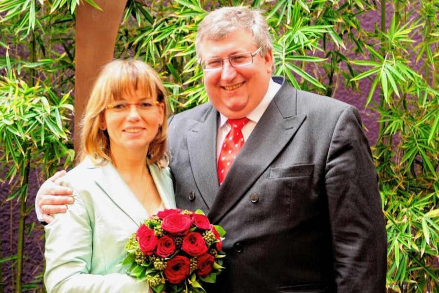 Verdacht auf Ärztefehler: Kirchberger Witwer reicht Dienstaufsichtsbeschwerde gegen Staatsanwaltschaft ein - Karin und Walter Senger kurz nach ihrer Hochzeit im Jahr 2008. Das Foto entstand während der Flitterwochen in Barcelona. Der Bräutigam trägt eine Krawatte mit Elefantenmotiv.