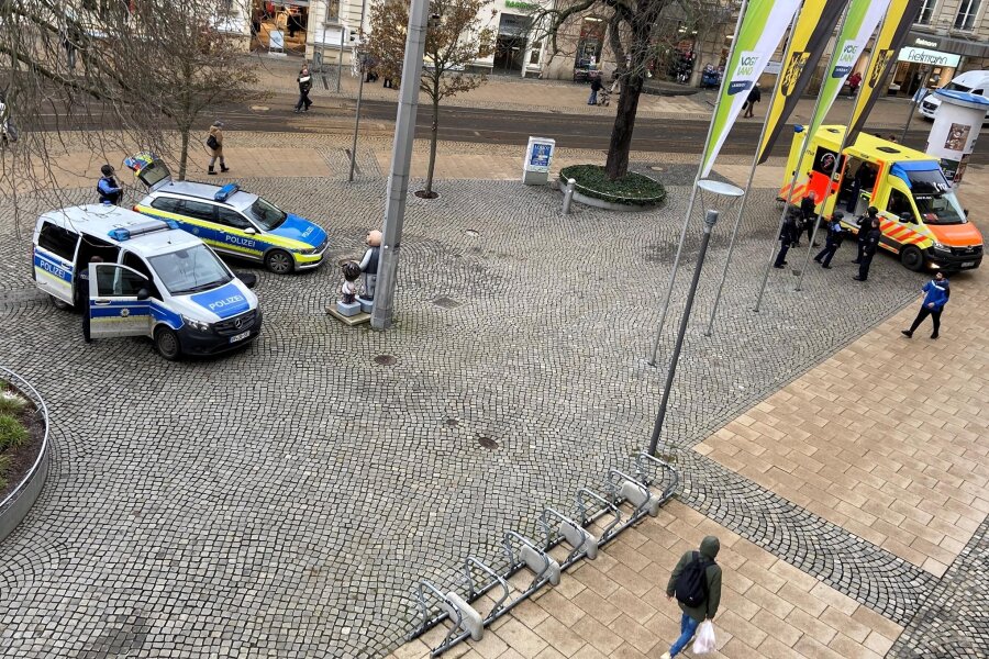 Verdacht auf Bedrohungslage in Plauen: Polizeieinsatz mit Maschinengewehren im Landratsamt - Ein bewaffneter Polizeieinsatz sorgte vor dem Plauener Landratsamt für Aufsehen.
