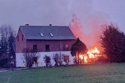 Verdacht auf Brandstiftung: Gartenlaube in Neuwallwitz geht in Flammen auf - Beim Eintreffen der Feuerwehren stand die Gartenlaube bereits in Vollbrand. 