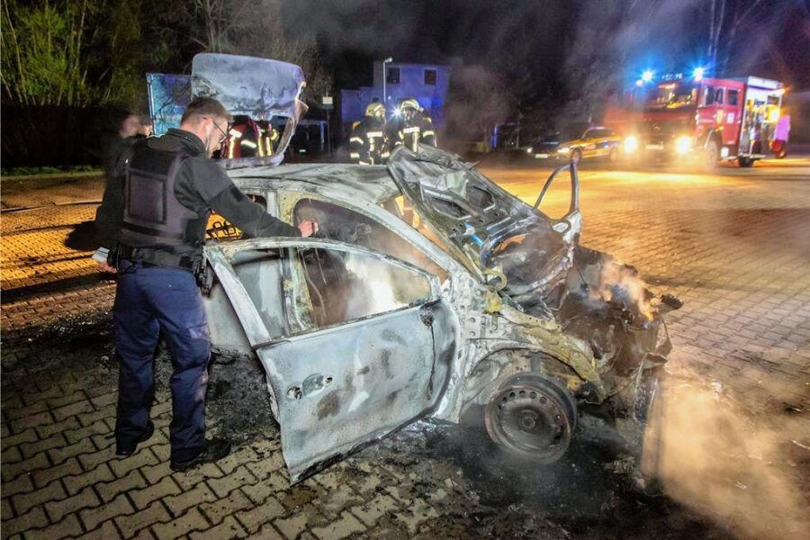Verdacht auf Brandstiftung: Harte Nacht für Feuerwehren im Erzgebirge - Ein Renault brannte in Herold komplett aus. Die Polizei ermittelt zur Ursache. 