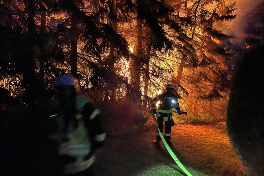 Verdacht auf Brandstiftung in Hainichen: Gartenlaube brennt komplett nieder - In Hainichen ist am Donnerstagmorgen eine Gartenlaube ausgebrannt.