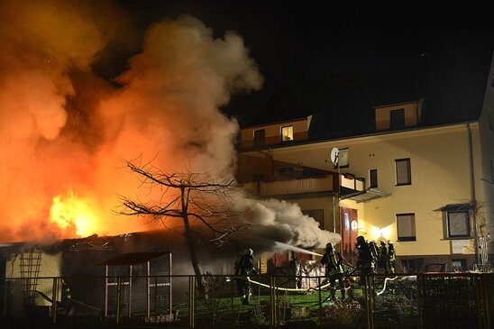 Verdacht auf Brandstiftung: Zwei Personen nach Feuer in Hainichen im Krankenhaus - Die Feuerwehr bei der Löschung des Brandes auf der Gellertstraße in Hainichen.