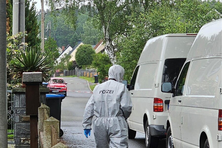 Verdacht auf Dreifachmord im Vogtland: Mann stellt sich der Polizei - Mutmaßlicher Dreifachmord in Tirpersdorf: Die Polizei sichert die Spuren im Haus.