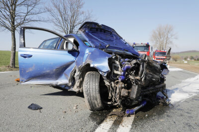 Verdacht auf illegales Autorennen: VW-Fahrer bei Unfall auf B 95 schwer verletzt - 