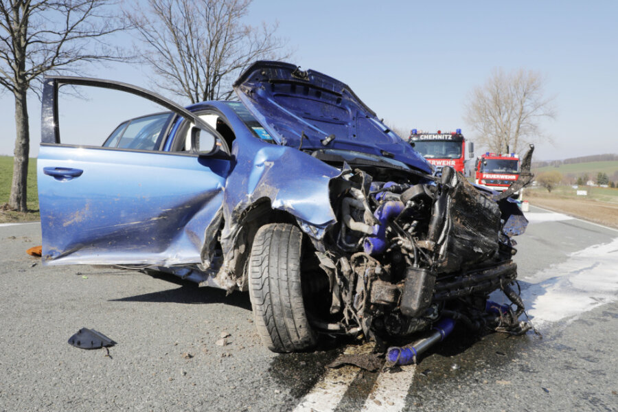 Verdacht auf illegales Autorennen: VW-Fahrer bei Unfall auf B 95 schwer verletzt