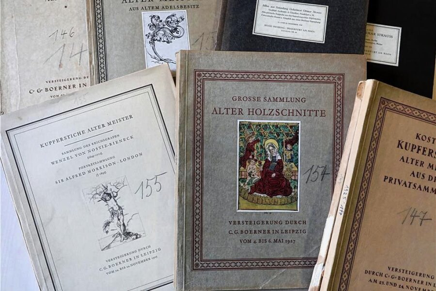 Verdacht auf NS-Raubkunst im Glauchauer Museum - In den Versteigerungsbüchern, die noch gut erhalten sind, hat Paul-Geipel handschriftliche Eintragungen vorgenommen.