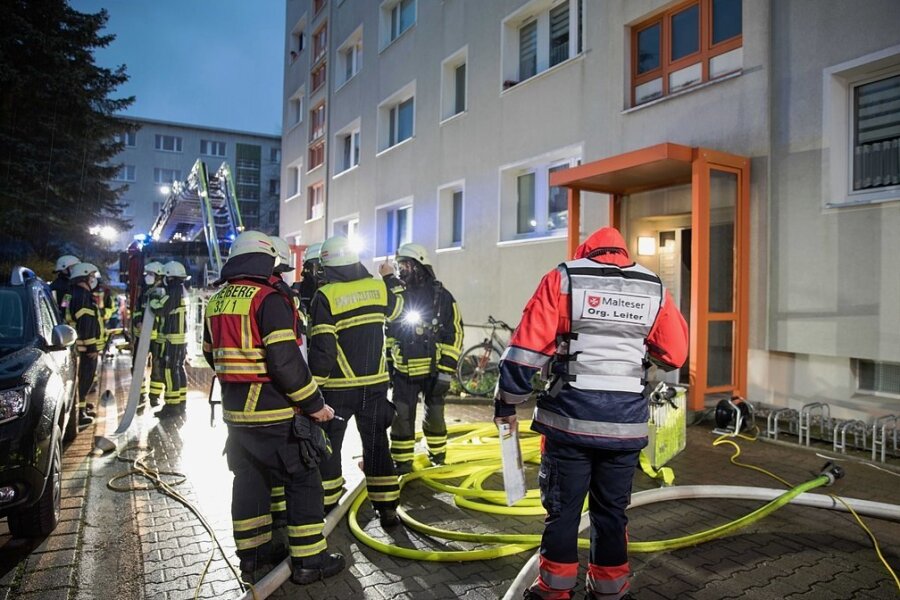 Verdächtiger Brandstifter von der Freiberger Gorkistraße gefasst: Es ist ein Bewohner - Beim Kellerbrand am 2. Mai in einem Wohnblock an der Maxim-Gorki-Straße war ein Großaufgebot an Rettungskräften, darunter 28 Kameraden der Feuerwehr Freiberg, im Einsatz. Drei Bewohner mussten ins Krankenhaus gebracht werden. 