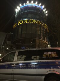 Verdächtiges Paket im Plauener Einkaufszentrum - Sperrung aufgehoben - Die Einsatzkräfte der Polizei stehen vor dem Einkaufszentrum "Die Kolonaden" in Plauen.