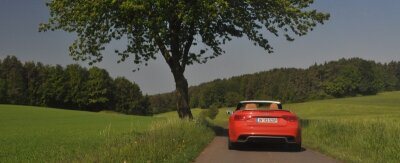 Verdeck weg zur Zeitreise - Offen für Neues: Manche Straßen durch die Fränkische Schweiz scheinen nur fürs Cabriofahren gebaut worden zu sein.
