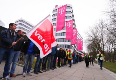 Verdi ruft Beschäftigte des Konzerns zum Warnstreik auf - Telekom-Beschäftigte bilden bei einer Demonstration der Dienstleistungsgewerkschaft Verdi eine Menschenkette vor dem neuen Konzernhaus.