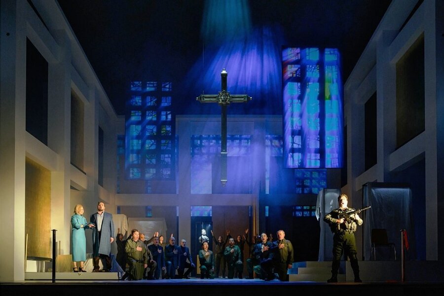 Das Kreuz erinnert an Diskussionen zum Humboldt-Forum - Szene aus "Aida" in Weimar mit Heike Porstein (Tempelsängerin), Avtandil Kaspeli (Ramphis), Eduardo Aladrén (Radames) und dem Opernchor des Theaters.