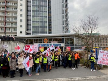 Verdi weitet Streik aus - Klinikum Chemnitz auch Donnerstag betroffen - Vor dem Klinikum Chemnitz haben sich Streikende versammelt.
