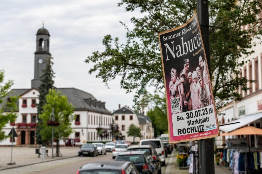 Verdis „Nabucco“: Open-Air-Erlebnis in Rochlitz abgesagt - Noch hängen die Plakate für die Aufführung von „Nabucco“ am Rochlitzer Markt. Doch die Absage ist nun offiziell.
