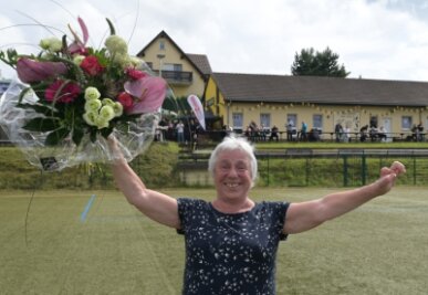 Verein als Zufluchtsort - Heidemarie Krause hat allen Grund zum Jubeln. Im Alter von 72 Jahren sicherte sich die Keglerin vom Neustädtler SV den Bezirksmeistertitel. Auf eine erfolgreiche Saison blicken auch die Fußballer zurück. 