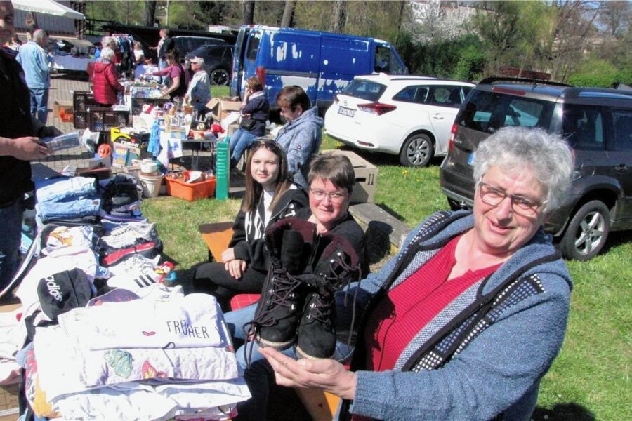 Verein aus Geringswalde verbucht Premiere als Erfolg - Petra Claus zeigt an einem von mehr als 20 Ständen noch gut gängige Schuhe für den nächsten Winter. 