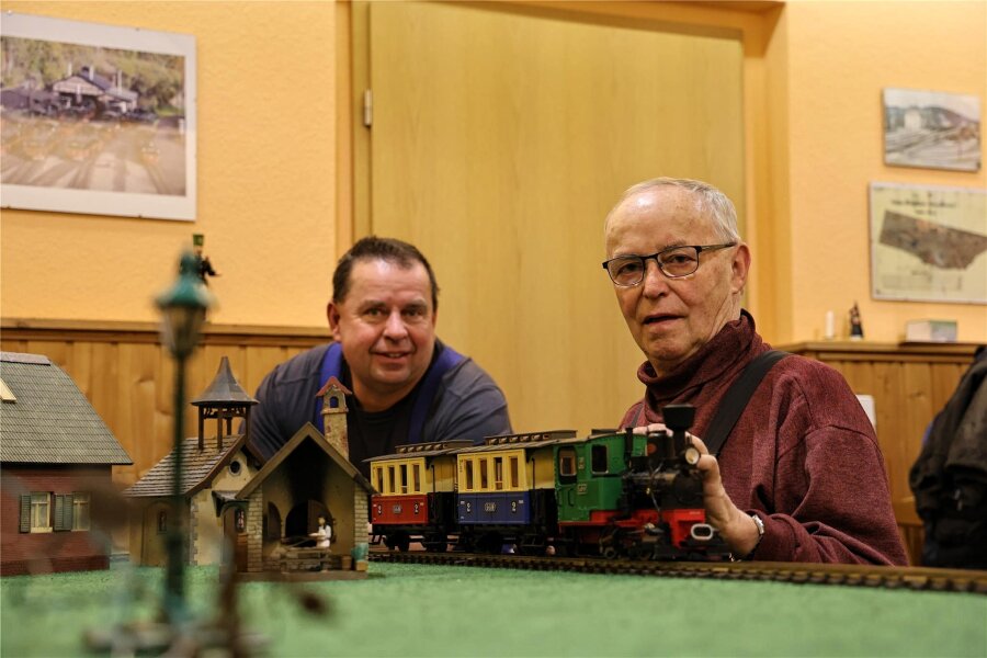 Verein bekommt Schmalspurwagen und veranstaltet Modellbahnbörse - Am Sonntag gibt es auch Gartenbahnzubehör zu kaufen. Hier im Bild: Markus Ihle (l.) und Hans-Dieter Dippmann.