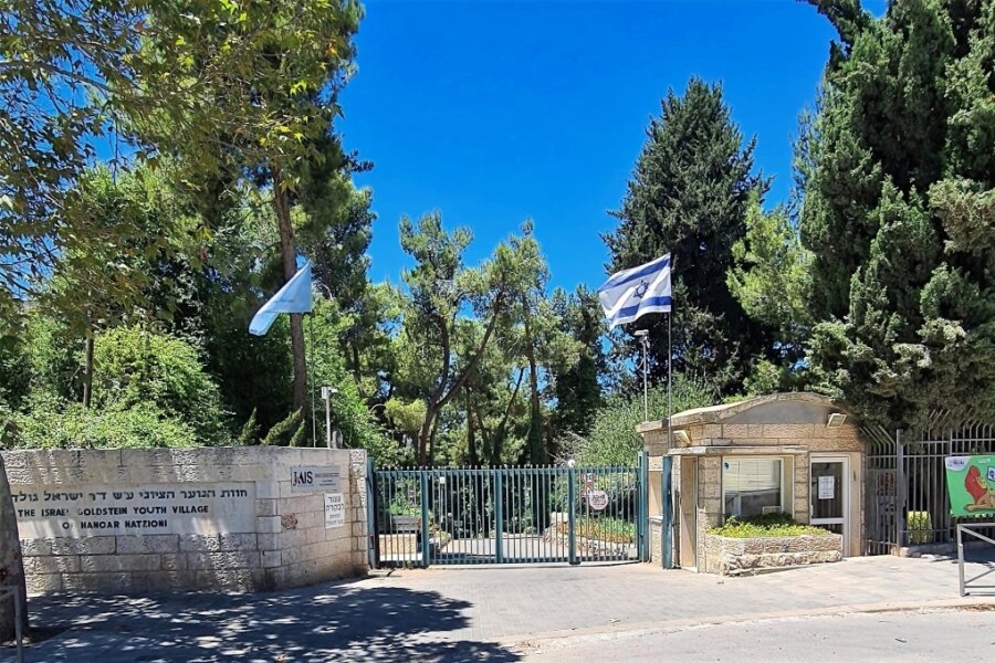Verein der Israelfreunde bringt Jugendliche aus Plauen und Jerusalem zusammen - Das Israel Goldstein Jugenddorf in Jerusalem - die Austauschschule für vogtländische Schüler. Hier der Eingang zum Schulgelände im Jerusalemer Stadtteil Katamon.