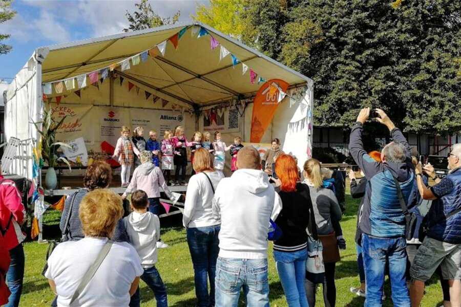 Verein sammelt mehr als 1500 Euro für krebskranke Kinder - Ausgelassene Stimmung herrschte zum Fest des Hütten-Holz-Brot-Vereins an der Kober.