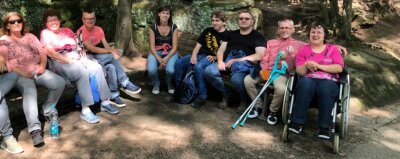 Verein schafft "Glücksgefühle" für Behinderte und Angehörige - Eine Gruppe von "Alternativurlaubern" beim Besuch im Zoo Leipzig, in der Mitte Betreuerin Nicole Kahlert. 