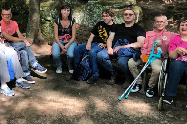 Eine Gruppe von "Alternativurlaubern" beim Besuch im Zoo Leipzig, in der Mitte Betreuerin Nicole Kahlert. 