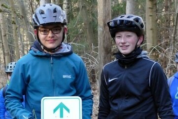 Julian (links) und Moritz gehörten zu den jungen Mountainbikern, die den Radweg beschilderten. 