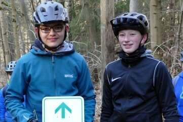 Verein setzt viele Zeichen - Julian (links) und Moritz gehörten zu den jungen Mountainbikern, die den Radweg beschilderten. 