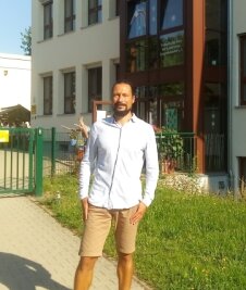 Verein will für jedes Schulkind in Langenbernsdorf einen Baum pflanzen - Gabriel Brenner, Vorsitzender des Schulverein, vor dem Hort der Grundschule. 