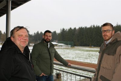 Verein will Syrauer Anlage zum Rosenbacher Leichtathletikzentrum ausbauen - SC-Präsident Jens Mannig, Michael Kraus und Bürgermeister Michael Frisch (von links) haben sich jetzt an der Syrauer Sportanlage zu einem Gespräch getroffen.
