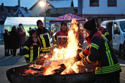 Vereine in Penig und Lunzenau starten mit „Feuer und Flamme“ ins Jubiläumsjahr - Zum Lunzenauer Neujahrsfest hatte der Feuerwehrverein ein Traditionsfeuer im Hof der Feuerwehr organisiert.