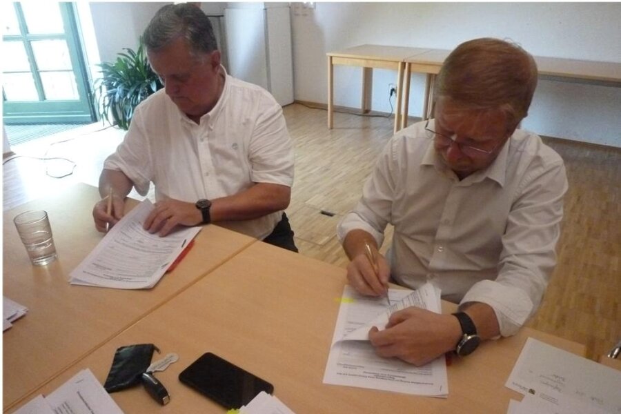 Vereine rund um Falkenstein bekommen Geld - LAG-Vorsitzender Marco Siegemund (rechts) und Vorstandsmitglied Jürgen Mann bei der Vertragsunterzeichnung.