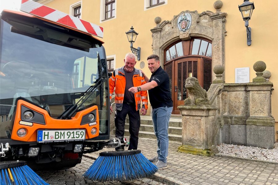 Vereine sorgen für eine saubere Stadt im Erzgebirge - Christian Loos (rechts) erklärt Bauhofmitarbeiter Tobias Schädlich die Kehrmaschine.
