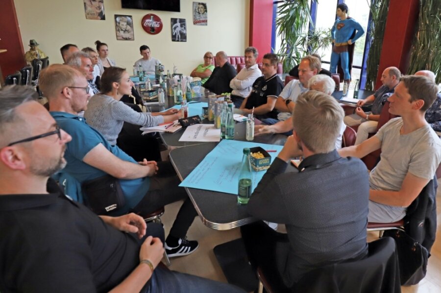 Vereine wollen nach Corona neu starten - Dritter Bürgerdialog im Freiberger Kinopolis: An den Tischen wurde engagiert, aber sachorientiert diskutiert. 