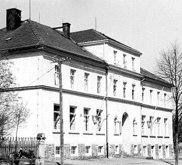 Ein Archivbild vom Gornsdorfer Ortschronisten Herbert Uhlig: Er nimmt an, es zeigt die Grundschule in den 1960er-Jahren.