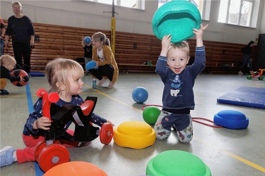 Vereinen droht das Aus: Annaberg führt Gebühren für Sportstätten ein - Die dreijährige Elena aus Cunersdorf und der ebenfalls dreijährige Arthur aus Frohnau sind begeistert bei der Sache, wenn sie donnerstags in der Turnhalle in Cunersdorf Sport machen dürfen. Eines der vielen regelmäßigen Angebote des TSV Cunersdorf. 