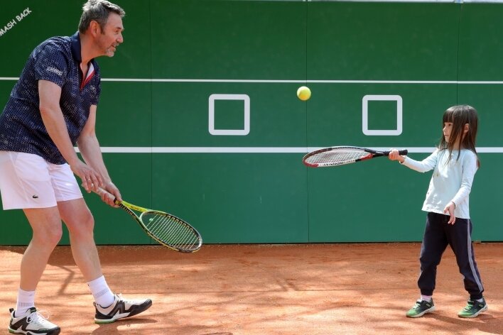 Vereinschef: "Alles andere als ein Elitesport" - Jörg Beyersdorf, der sich um den Tennisnachwuchs kümmert, freute sich über das Interesse zum Schnuppertag. Die fünfjährige Sarah hatte viel Spaß. Im Hintergrund ist die neue Trainingswand zu sehen. 
