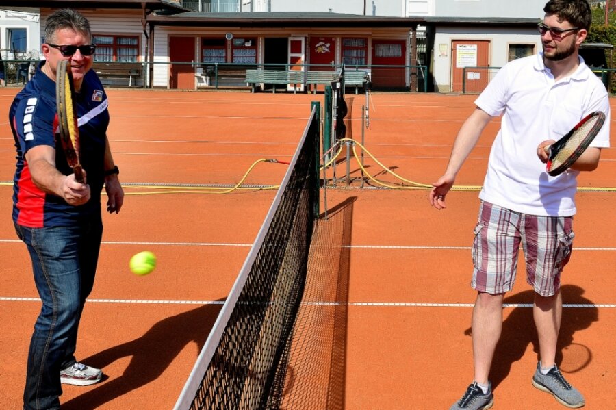 Vereinschef geht selbst ans Netz - Erste Ballwechsel - und das nächste Mal dann in Trainingssachen: TSV-Präsident Steffen Ziegler (l.) und Abteilungsleiter Bruno Kehrer wollen den Mittweidaer Sportlern Tennis wieder schmackhaft machen. 