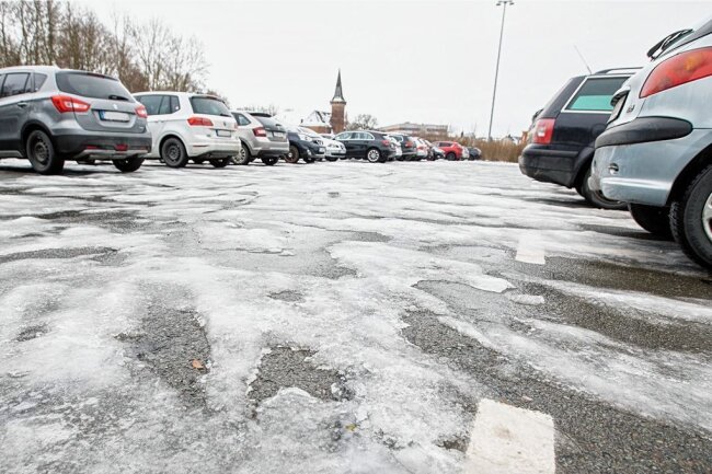 Vereist: Plauener Festplatz wird zur Rutschbahn - Auf dem Parkplatz vor der Plauener Festhalle reihen sich die Eisflächen aneinander. Taut die obere Schicht an, wird der Weg zu Fuß oder beim Anfahren mit dem Pkw zur großen Herausforderung. 